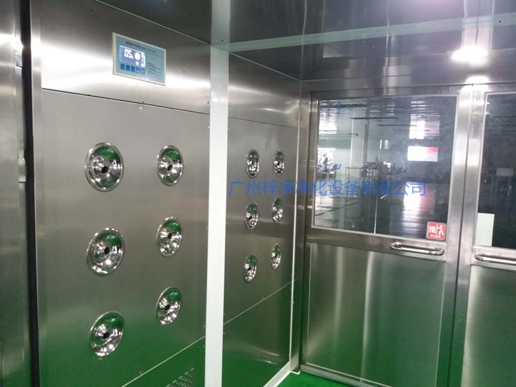 雙開(kāi)門(mén)貨淋室工作區(qū)配智能控制器,方便人員使用操作。
